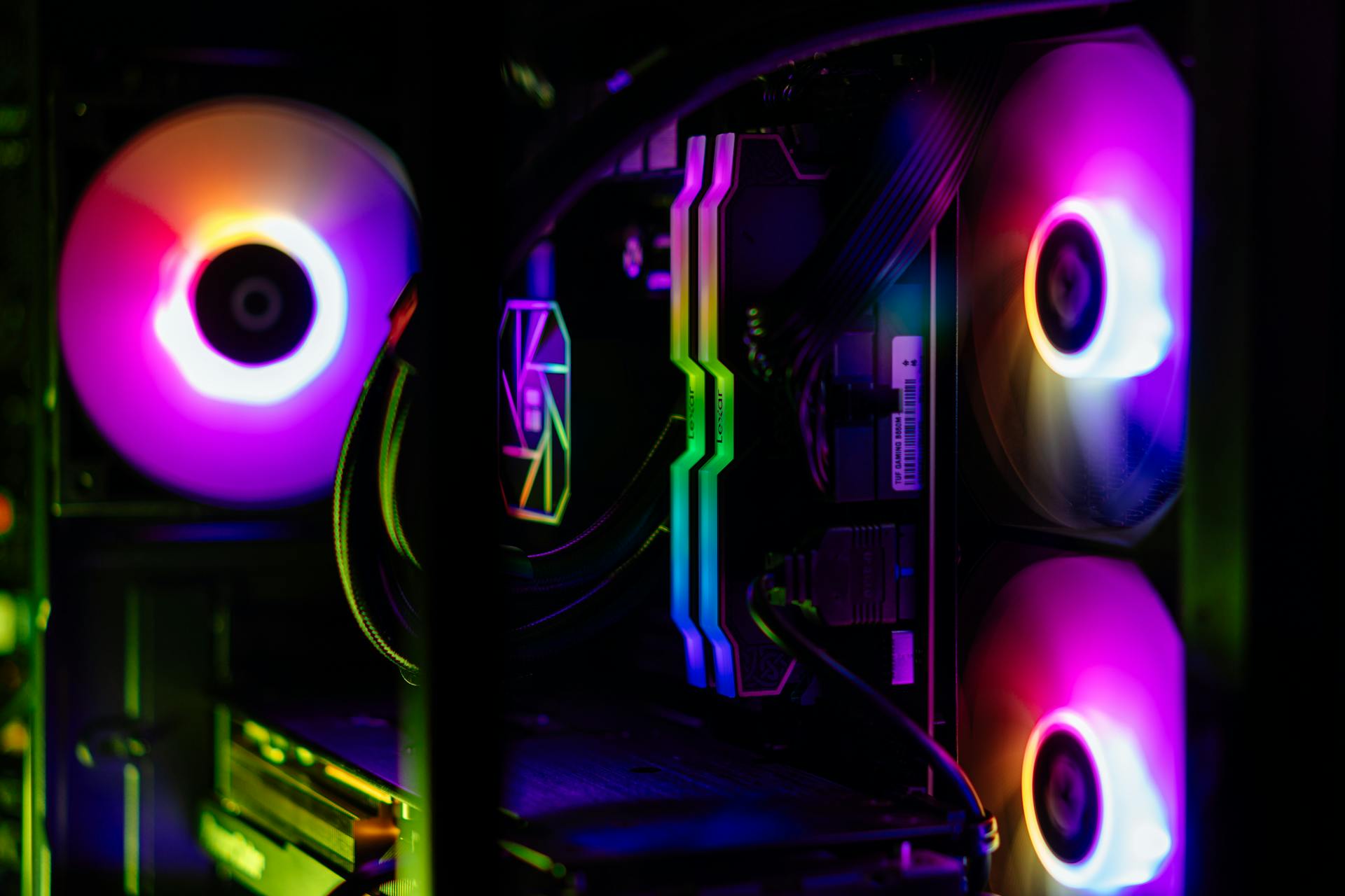 Xu Hướng Linh Kiện PC: Khi Phần Cứng Không Chỉ Còn Là Sức Mạnh